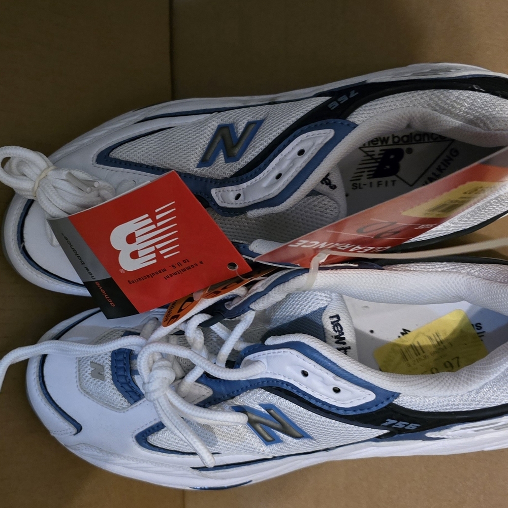 Women's Size 9D New Balance Tennis Shoes